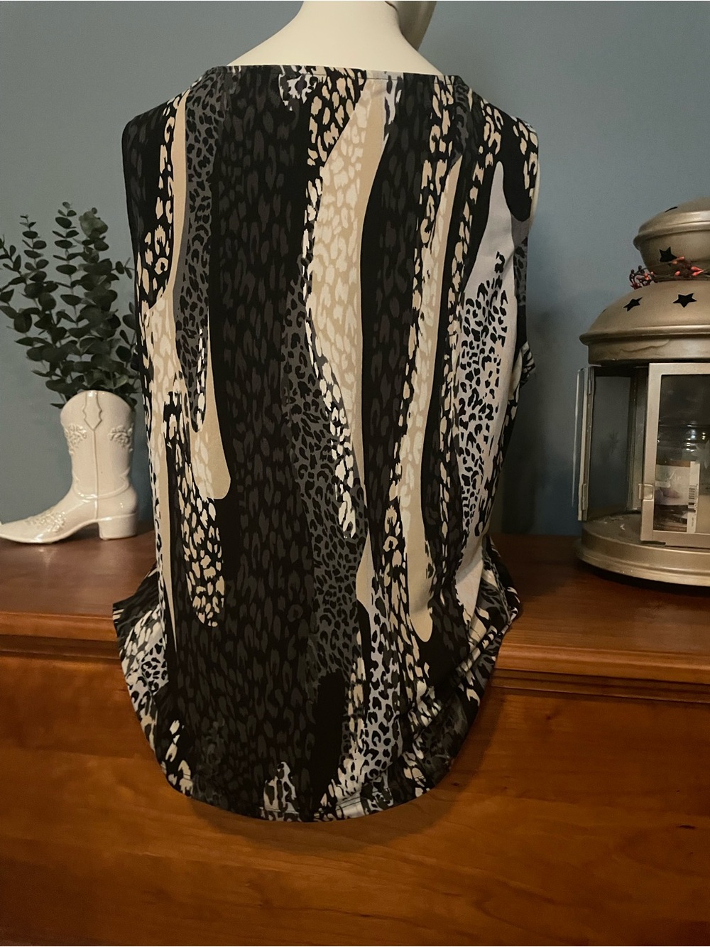 Dana Buchman Black & Cream Sleeveless V-Neck animal Printed Top - Picture 3 of 6